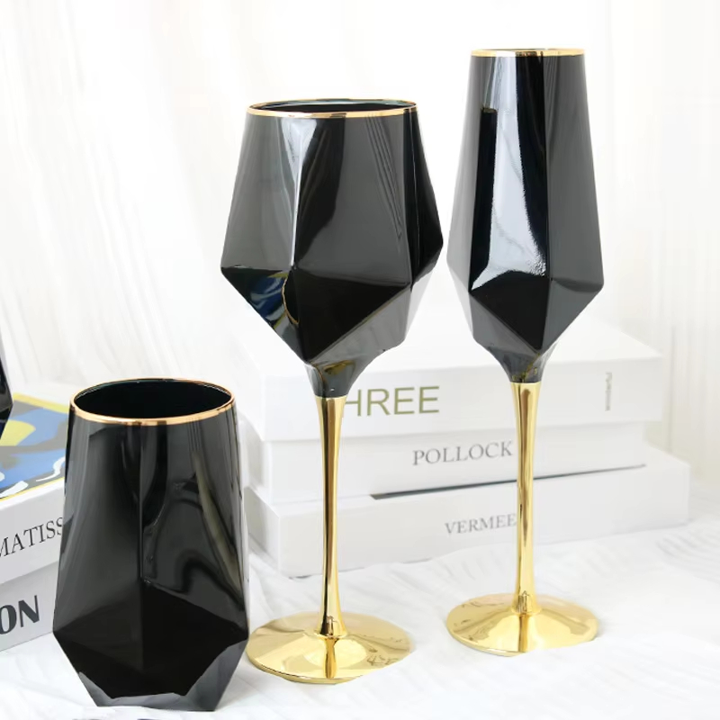 純粋な黒のクリスタルのワイングラス,金色のエッジ,豪華なゴブ - Wine Beer Whiskey のレビューと価格